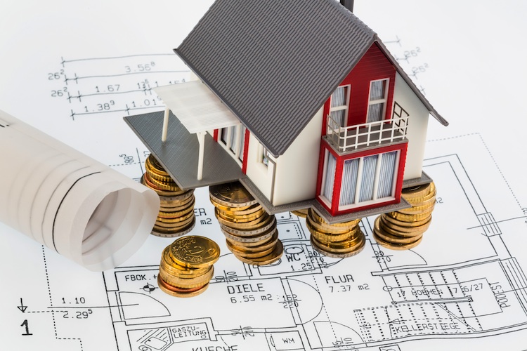 Laut Baufi24 lohnt sich die Finanzierung einer Immobilie mit Bausparverträgen oder Lebensversicherungen aktuell nicht.