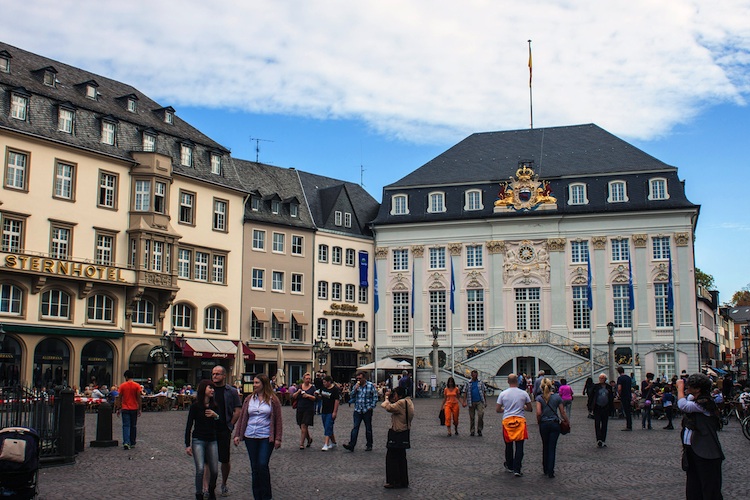 Blick auf das alte Rathaus in Bonn: In der ehemaligen Bundeshauptstadt lohnen sich Investitionen in Immobilien.