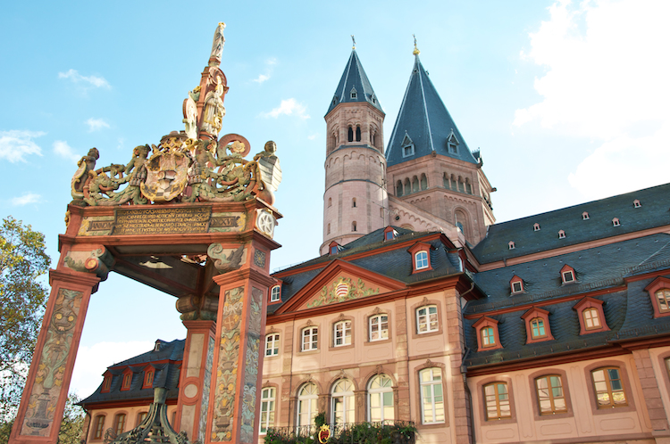 shutterstock_257462200 Mainz Dom Cathedral Altstadt zentrum