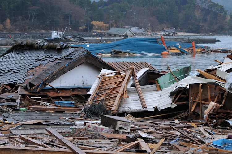 tsunami katastrophe shutterstock_256600405 Kopie