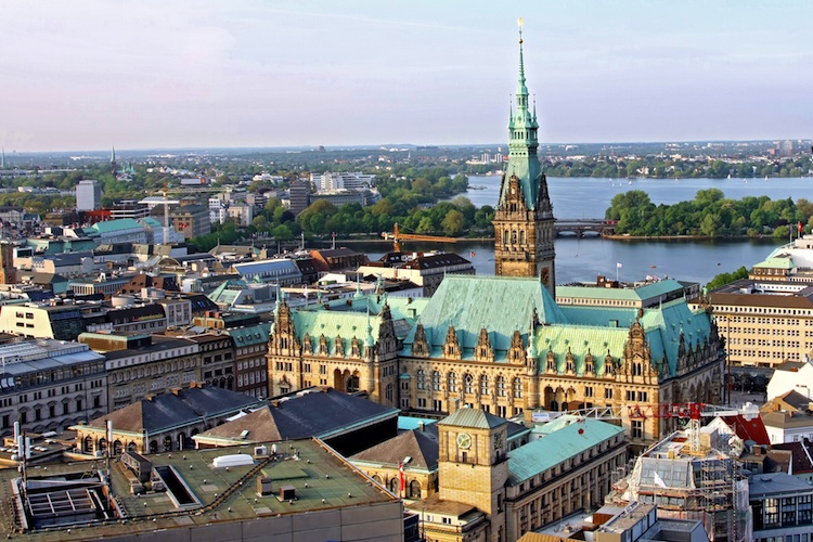 Hamburger Rathaus. Im Hintergrund: Binnen- und Außenalster