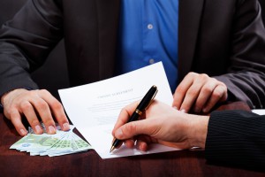 Unterschreiben eines Kreditvertrages