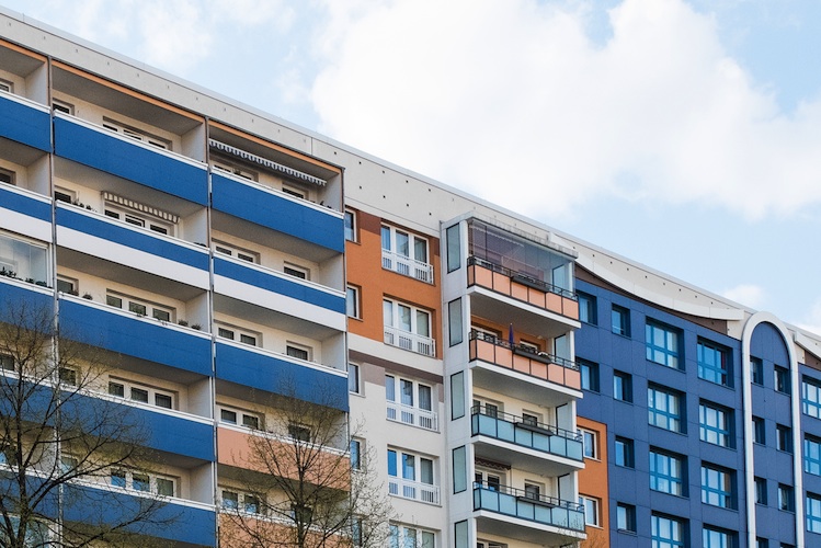 plattenbau-wohnhaus-berlin-shutt_404438029