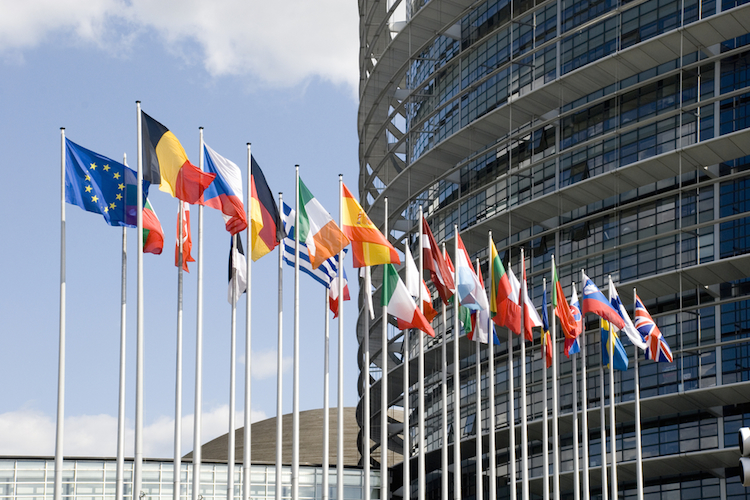 Flaggen der EU-Staaten vor dem Gebäude des EU-Parlaments