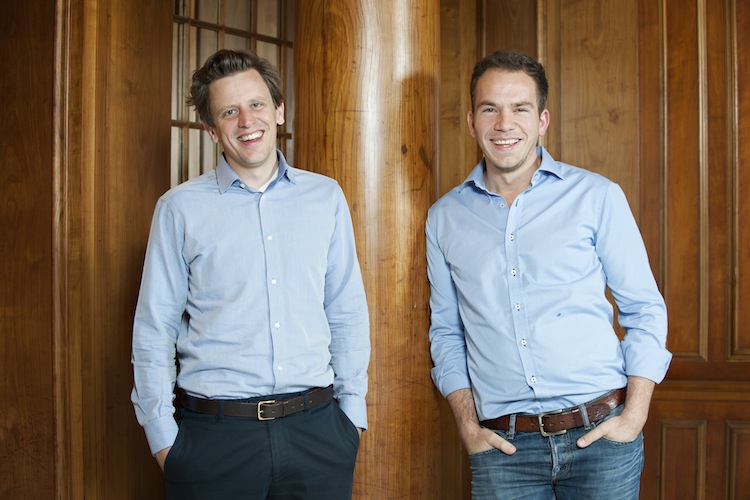 Simon Brunke (rechts, Unternehmen: Exporo) und Carl Friedrich von Stechow (links, Unternehmen: Zinsland)