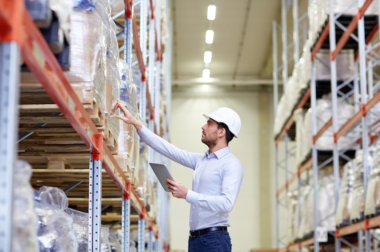 logistik lagerhalle lager halle mann helm regal shutterstock_391811647 Kopie