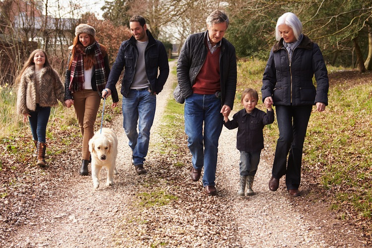 Als sehr positiv wird der Zusammenhalt der Generationen in der Familie bewertet.