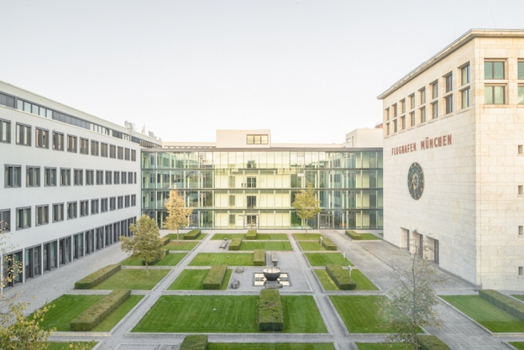 Das Büro- und Businesscenter wurde um die historische "Wappenhalle" des ehemaligen Flughafens München Riem errichtet