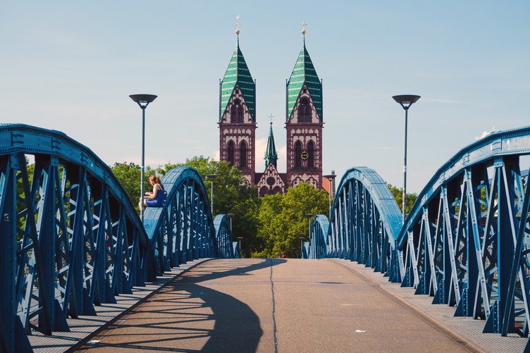 Auch in Freiburg zahlen Immobilienkäufer inzwischen über eine Million für ein Eigenheim. (Bild: Blick von der blauen Brücke auf die Herz-Jesu-Kirche).