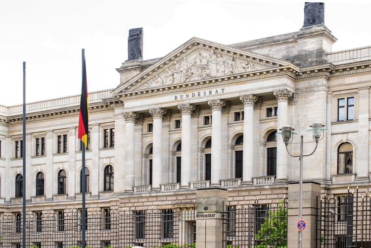 In einer Entschließung zu dem Gesetz forderte der Bundesrat, Aufwandsentschädigungen für ehrenamtliche Tätigkeiten grundsätzlich nicht als Einkommen anzurechnen.
