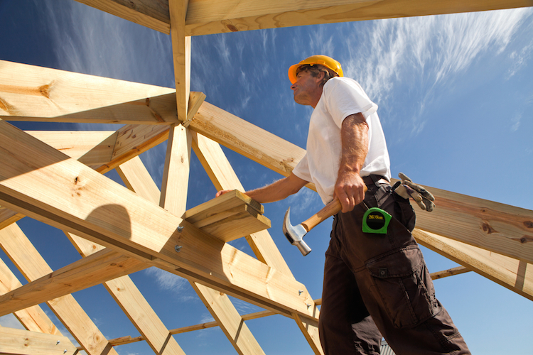 bau arbeiter dach dachdecker helm shutterstock_77666830
