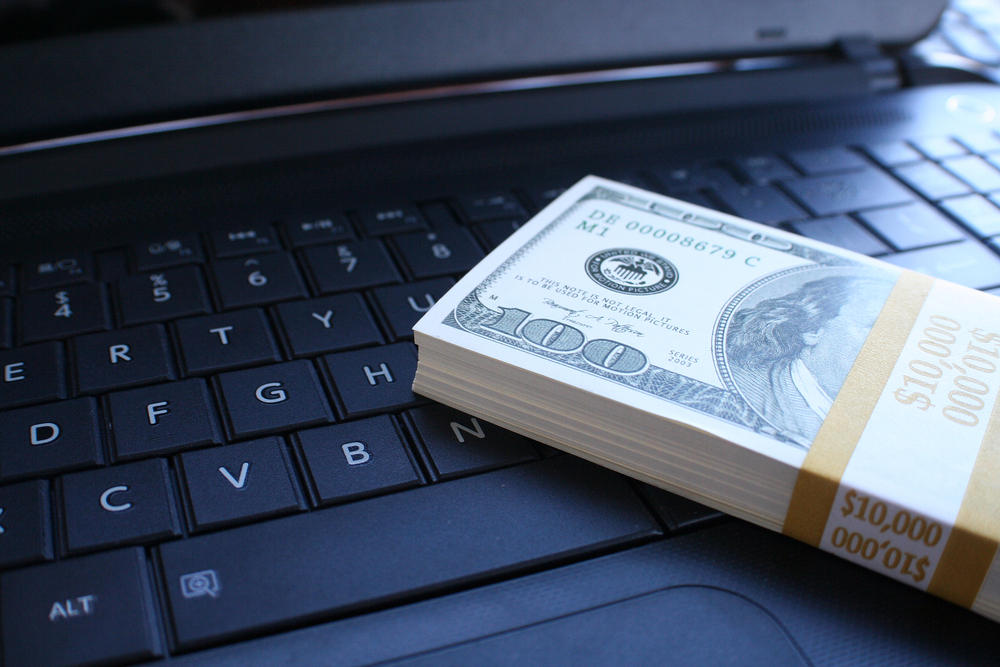 Geld auf Tastatur Risiko des Zockens
