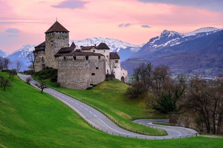 Die Prisma Life hat ihren Unternehmenssitz in Ruggell im Fürstentum Liechtenstein. 