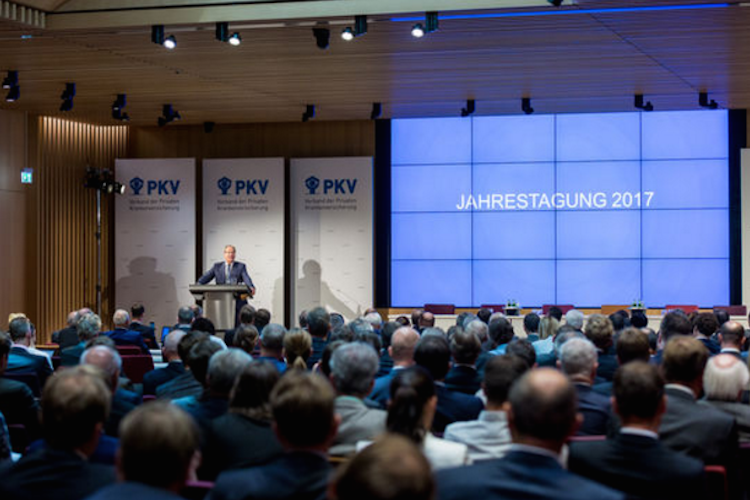 Vorsitzender Uwe Laue auf der Jahrestagung des PKV-Verbands in Berlin.