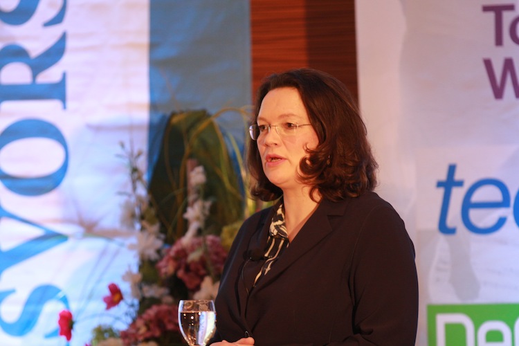 Bundessozialministerin Andrea Nahles hat sich für ein standardisiertes Riester-Produkt ausgesprochen. 