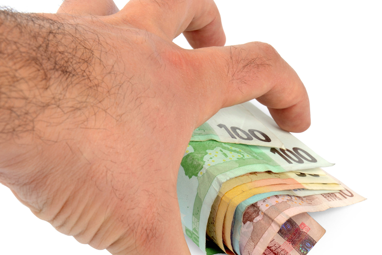 hand geld euro dieb klauen shutterstock_92015336