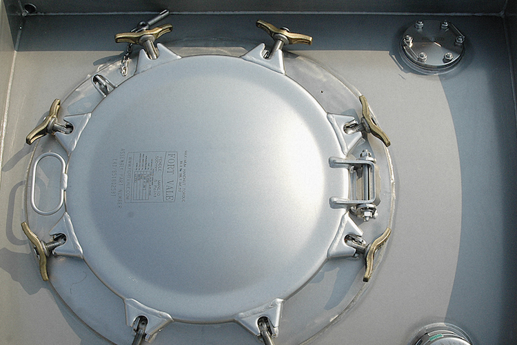 Oberer Lukendeckel zum Befüllen eines 25.000 Liter Standardtankcontainers.