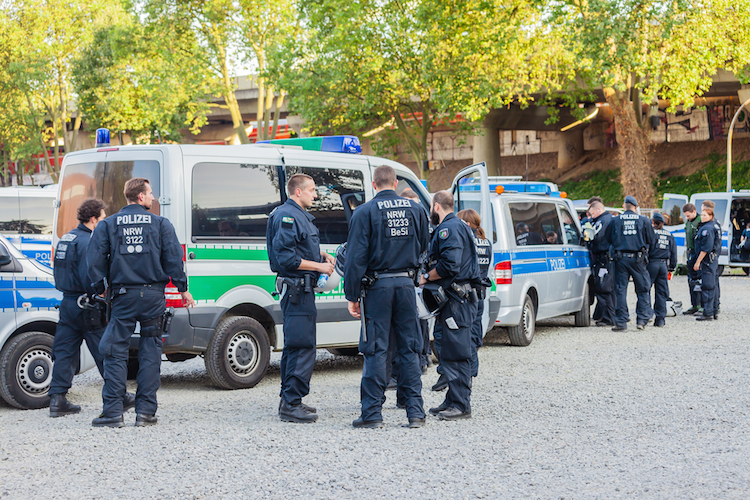 polizei autos razzia einsatz polizisten shutterstock_587220452