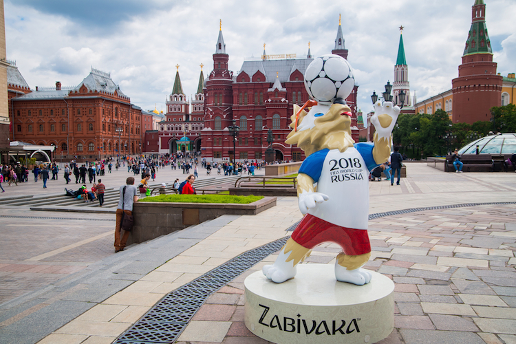 Roter Platz in Moskau mit dem Maskottchen der Fußball-WM 2018.