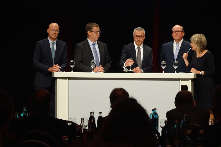 Joachim Fels (Managing Director und Global Economic Advisor bei Pimco), Benedikt Köster (Leiter "Group Pensions" bei DHL), Eberhard Vetter (Geschäftsführer und Leiter Kapitalanlagen bei der RAG-Stiftung) und Dr. Götz Albert (Partner und Leiter Portfolio management Small & Mid Caps bei Lupus alpha), gemeinsam mit Moderatorin Corinna Wohlfeil.
