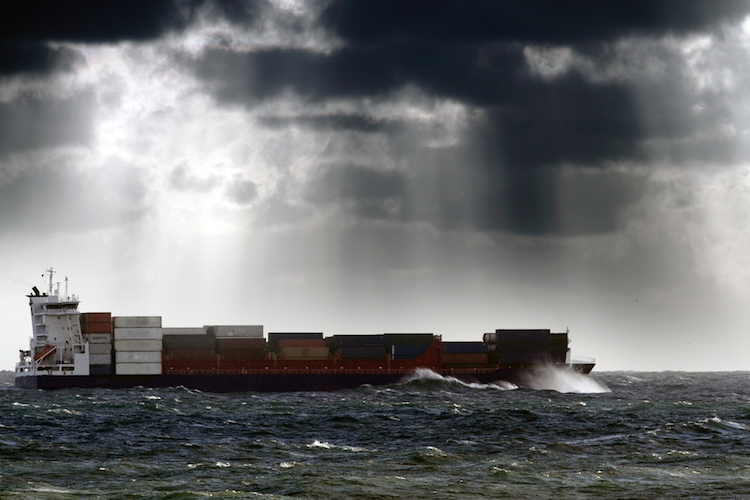 Containerschiff auf stürmischer See.