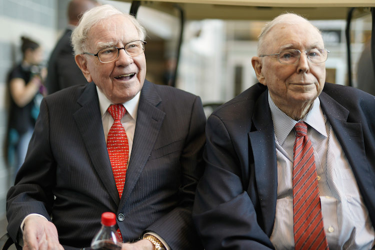 Berkshire Hathaway Chairman and CEO Warren Buffett, left, and Vice Chairman Charlie Munger, briefly chat with reporters Friday, May 3, 2019, one day before Berkshire Hathaway's annual shareholders meeting. An estimated 40,000 people are expected in town for the event, where Buffett and Munger preside over the meeting and spend hours answering questions. (AP Photo/Nati Harnik) |