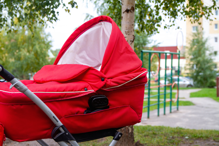 Mit dem Kinderwagen im Grünen