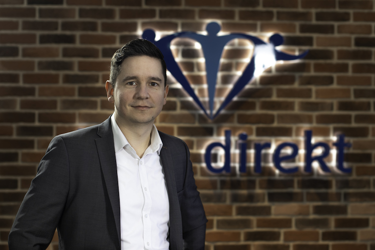MG 5501-Kopie in Blau direkt bietet Maklern kostenfreies Insider-Programm