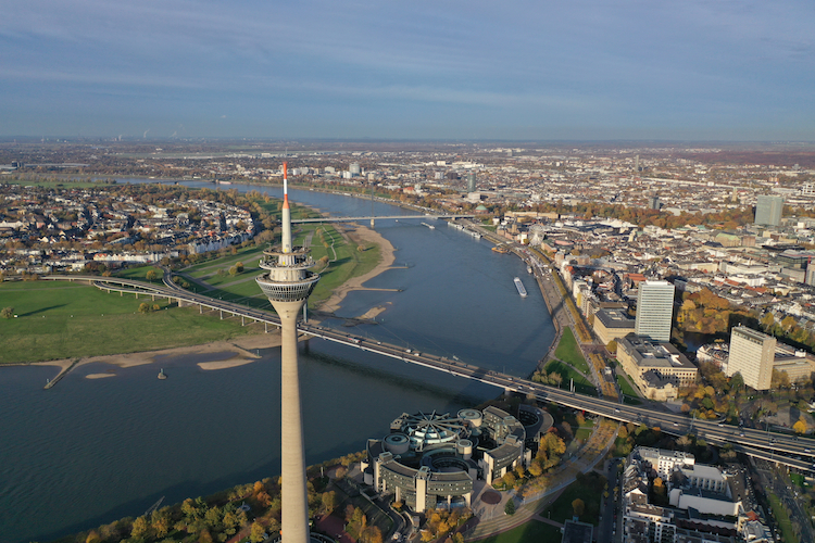 Blick auf den Rhein bei Düsseldorf.