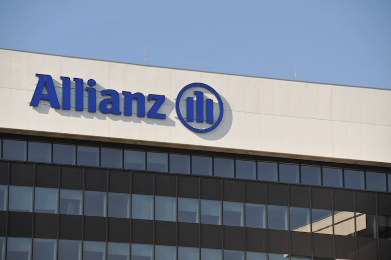 Ausschnitt des Allianz Firmengebäudes mit Logo