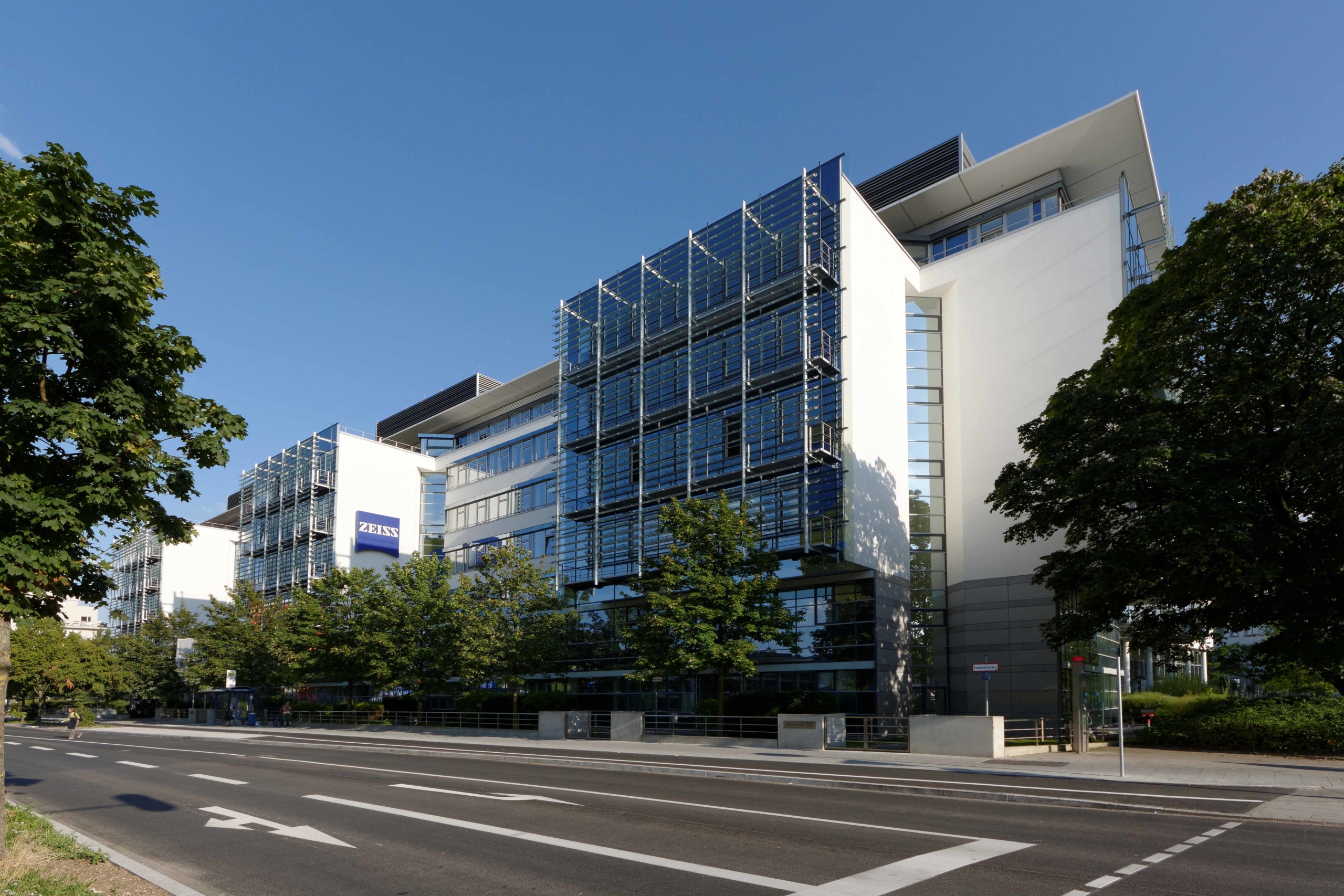 Bürohaus an einer Hauptstraße