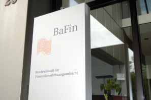 Säule mit Bafin-Logo am Eingang der BehördeEigan