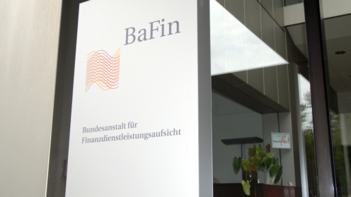 Säule mit Bafin-Logo am Eingang der BehördeEigan