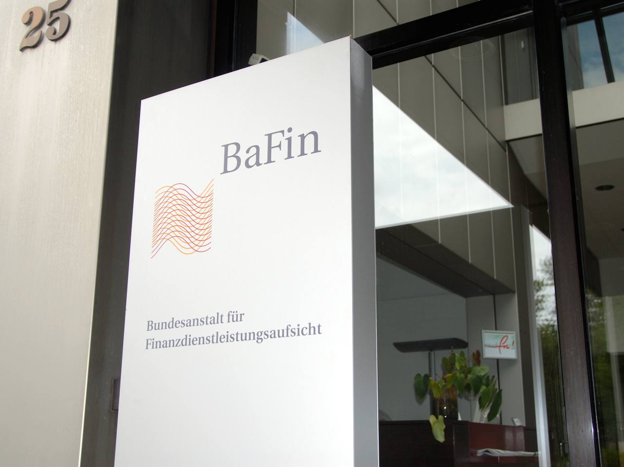 Säule mit Bafin-Logo am Eingang der BehördeEigan