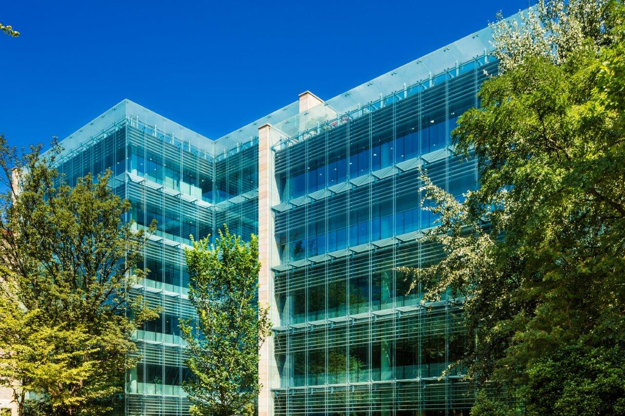 Foto des Gebäudes. Zu sehen sind fünf Stockwerke und viel Glas.