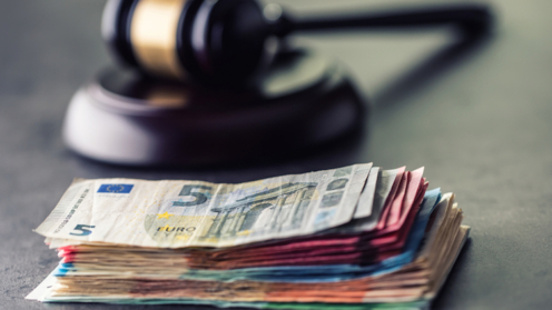 Geld unter dem Richter-Hammer