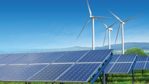 Solaranlage mit Windrädern im Hintergrund