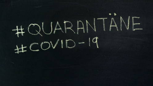 Schriftzug mit "#Quarantäne" und "#Covid-19"