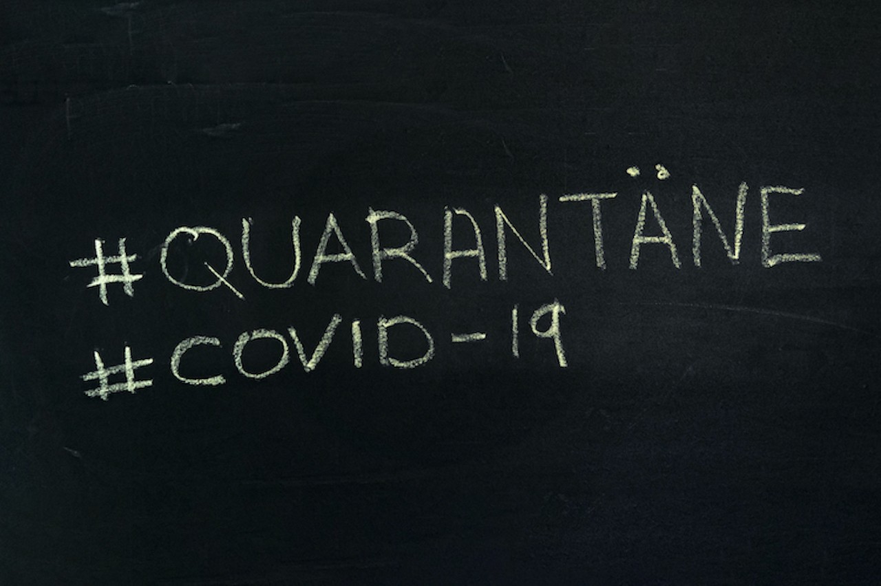 Schriftzug mit "#Quarantäne" und "#Covid-19"