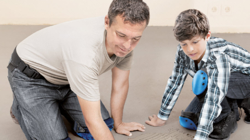 Vater und Sohn beim Handwerken