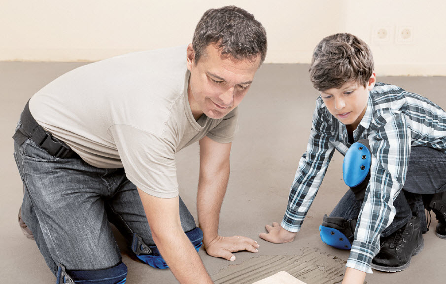 Vater und Sohn beim Handwerken