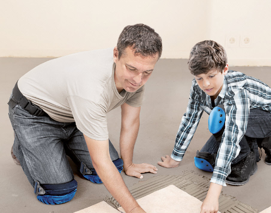 Vater und Sohn beim Handwerken