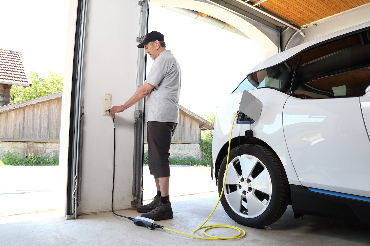 E-Auto laden: was Sie zum Steckdosen-Laden wissen müssen - AUTO BILD