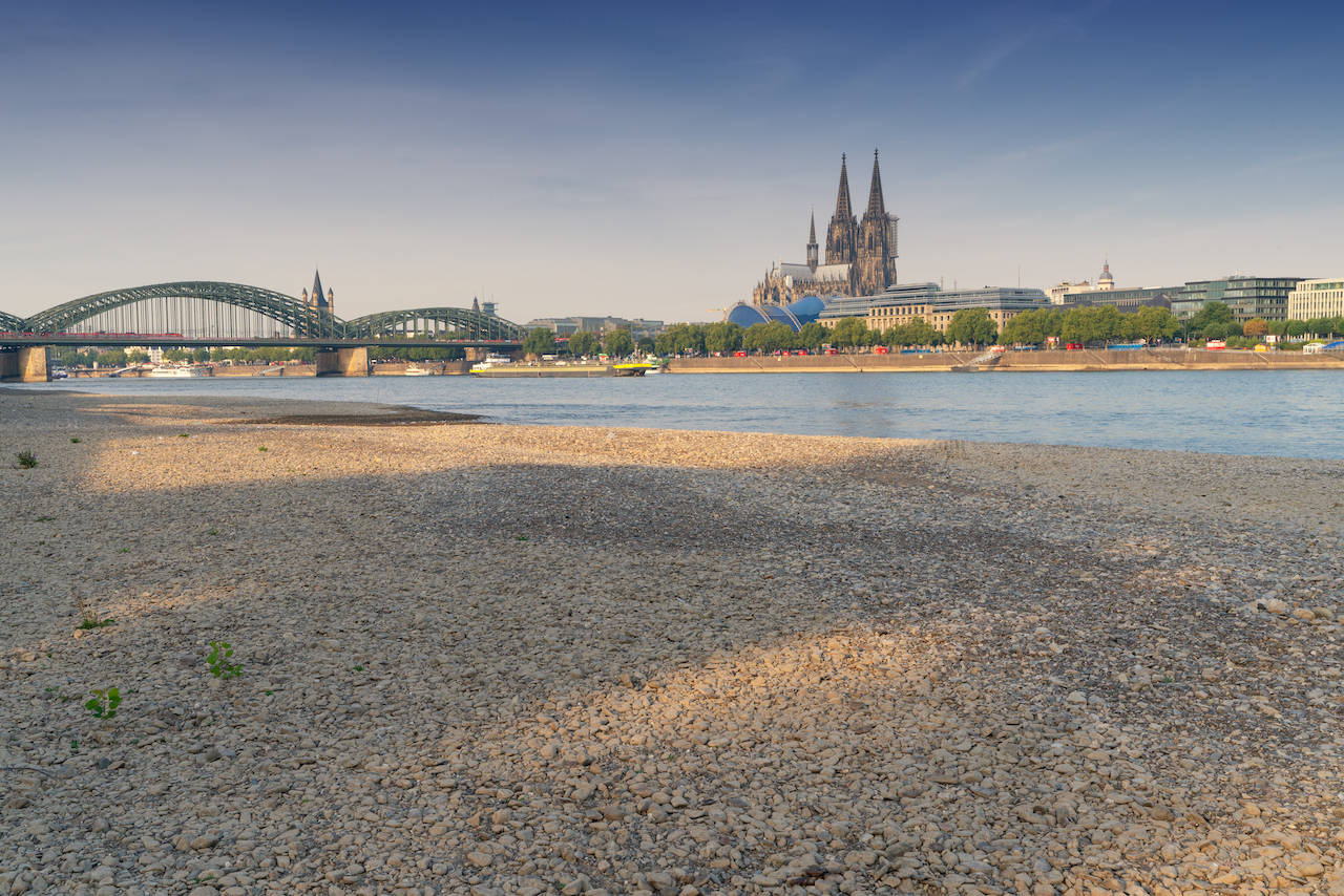 Ein Bild vom Rheinufer mit Blick auf den Kölner Dom