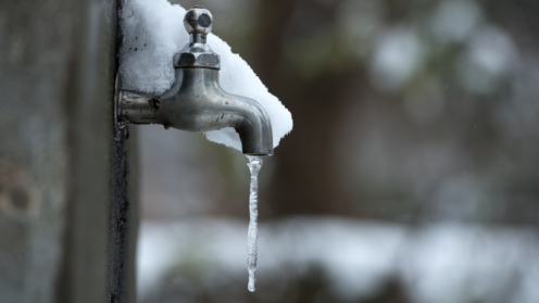 Vereister Wasserhahn mit Schnee