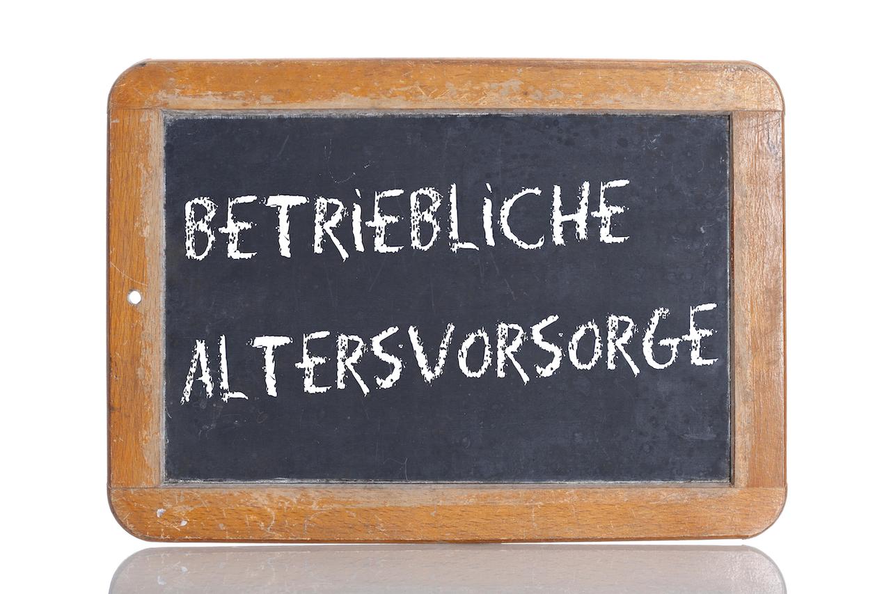 Eine Schultafel auf der mit Kreide geschrieben steht "Betriebliche Altersvorsorge"