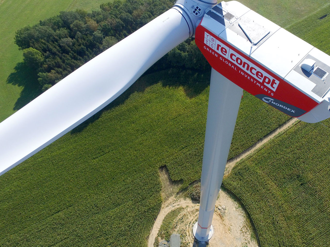 Foto einer Windenergieanlage von Reconcept von oben