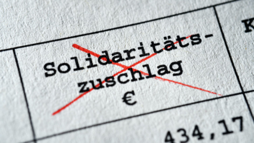 Durchgestrichener Posten für den Solidaritätszuschlag auf einem Steuerbescheid, Symbolfoto Soli-Abschaffung