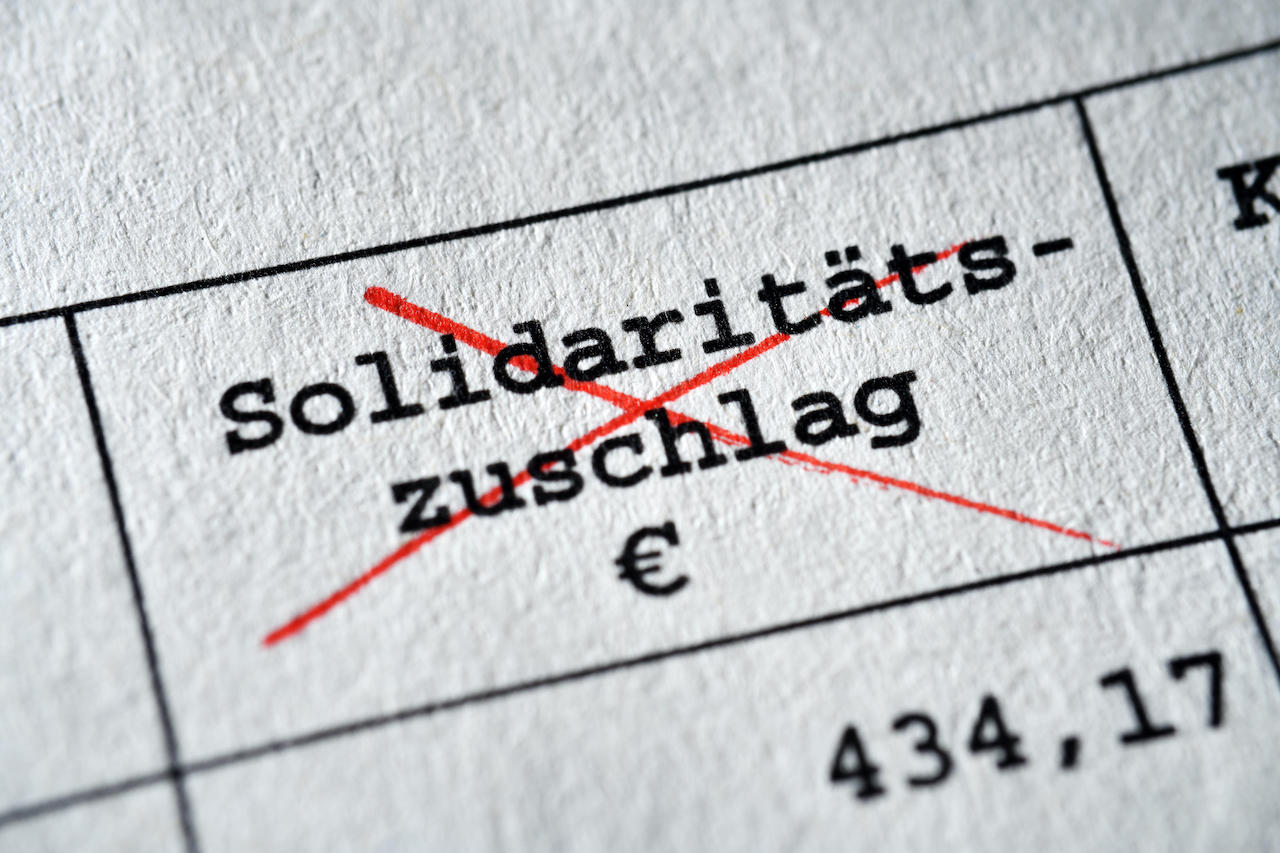 Durchgestrichener Posten für den Solidaritätszuschlag auf einem Steuerbescheid, Symbolfoto Soli-Abschaffung