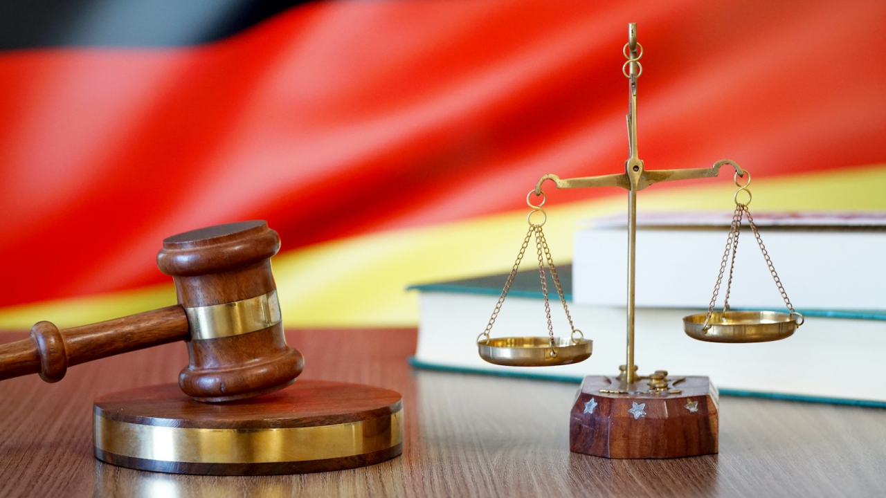Richterhammer und Waage vor Deutschland-Flagge als Symbol für den BGH